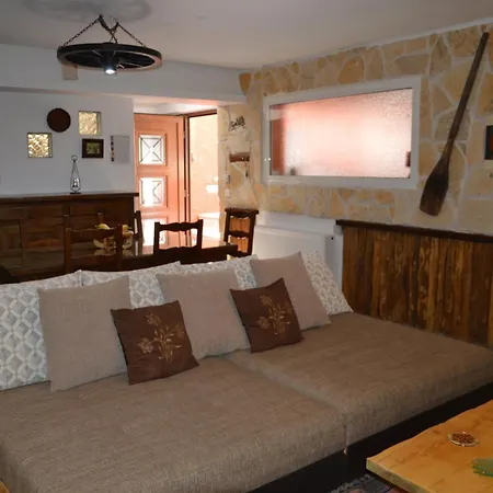 Meandros27 Cosy Countryside Rustic Semi Basement